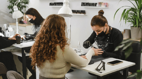 Construir uma carreira sólida no mercado das unhas exige disciplina, atualização e capacidade de adaptação (Imagem: Nina Lishchuk | Shutterstock)