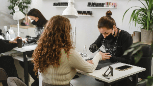 Construir uma carreira sólida no mercado das unhas exige disciplina, atualização e capacidade de adaptação (Imagem: Nina Lishchuk | Shutterstock)