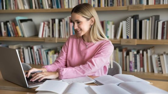 A prova de Linguagens avalia a capacidade de interpretar diferentes textos (Imagem: fizkes | Shutterstock)