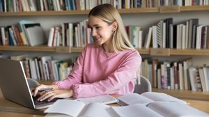 A prova de Linguagens avalia a capacidade de interpretar diferentes textos (Imagem: fizkes | Shutterstock)