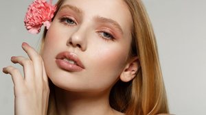 A primavera traz novas possibilidades para as maquiagens (Imagem: Vasyl Nagernyak | Shutterstock)