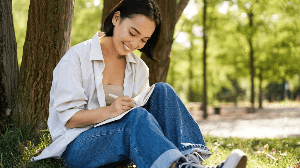 Escrever um livro é deixar um pedaço de quem somos em cada página (Imagem: Mix and Match Studio | Shutterstock)