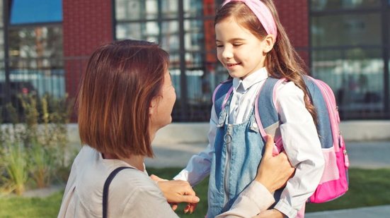Uma boa escola oferecerá um ambiente seguro, acolhedor e estimulante (Imagem: VesnaArt | Shutterstock)