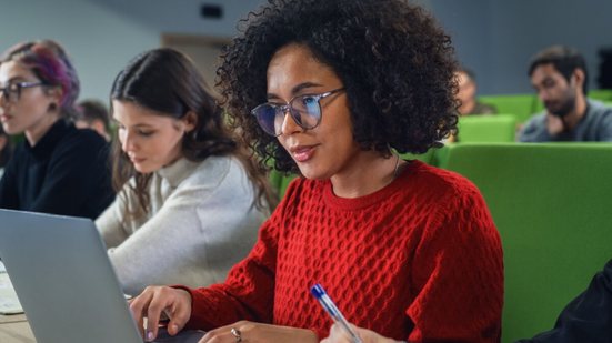 Dominar a prova de Ciências Sociais é fundamental para garantir uma boa nota na Fuvest (Imagem: Gorodenkoff | Shutterstock)