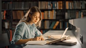 É importante estar atento a alguns aspectos da redação do Enem para escrever um bom texto (Imagem: Gorodenkoff | Shutterstock)