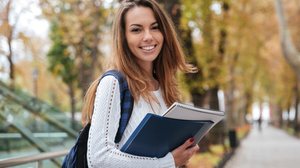Dominar outros idiomas aumenta a segurança ao viajar para o exterior (Imagem: Shift Drive | Shutterstock)