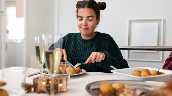 Com equilíbrio, aproveitar as tradições e sabores das ceias de fim de ano sem culpa é possível (Imagem: Daniel Hoz | Shutterstock)