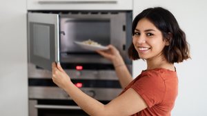 É possível conservar a qualidade e a segurança dos alimentos ao utilizar o micro-ondas (Imagem: Prostock-studio | Shutterstock)