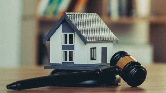 Comprar um imóvel em leilão exige alguns cuidados (Imagem: chayanuphol | Shutterstock)