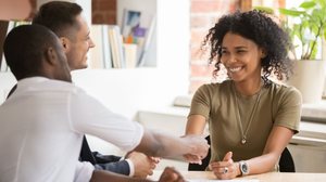 O primeiro emprego representa a construção de um futuro profissional (Imagem: fizkes | Shutterstock)