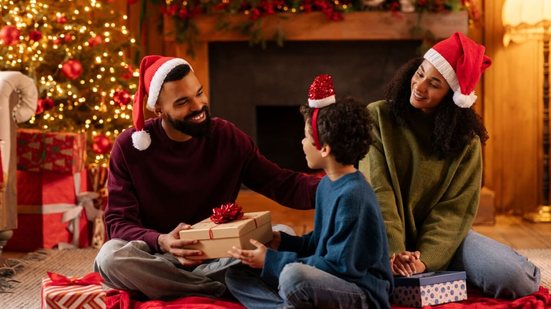 Revelar a verdade sobre o Papai Noel pode ser um gesto de carinho quando feito com delicadeza e respeito ao mundo emocional da criança (Imagem: fast-stock | Shutterstock)