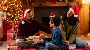 Revelar a verdade sobre o Papai Noel pode ser um gesto de carinho quando feito com delicadeza e respeito ao mundo emocional da criança (Imagem: fast-stock | Shutterstock)