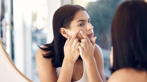 A acne na vida adulta é comum e pode ser tratada com cuidados específicos (Imagem: PeopleImages.com - Yuri A | Shutterstock)