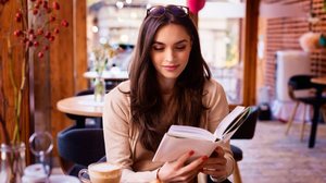 Mesmo na correria do dia a dia, é possível redescobrir o prazer no hábito da leitura (Imagem: Kinga | Shutterstock)