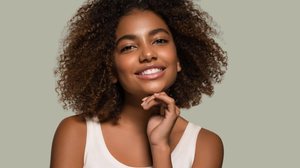 A maquiagem natural realça os traços do rosto (Imagem: Irina Bg | Shutterstock)