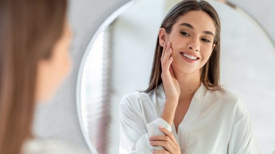 Saber como agir no pós-procedimento faz toda a diferença para garantir resultados seguros e duradouros (Imagem: Prostock-studio | Shutterstock)