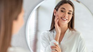 Saber como agir no pós-procedimento faz toda a diferença para garantir resultados seguros e duradouros (Imagem: Prostock-studio | Shutterstock)