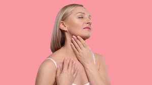 Cuidados simples mantém a pele do pescoço firme, hidratada e uniforme (Imagem: New África | Shutterstock)