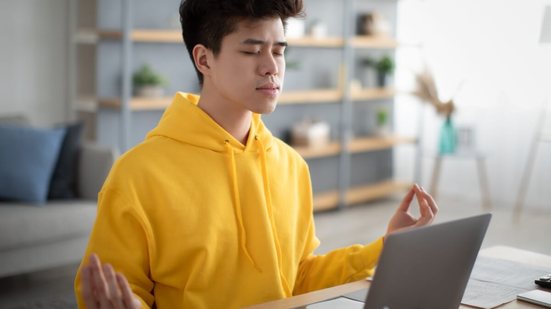 Cuidar da saúde mental é essencial durante a preparação para o Enem (Imagem: Prostock-studio | Shutterstock)