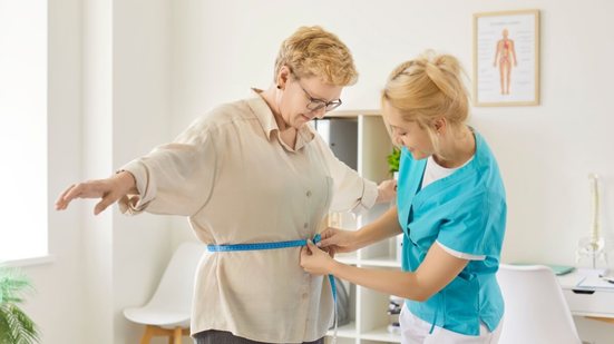 Mudanças hormonais e corporais, comuns na menopausa, tornam mais desafiador o emagrecimento após os 40 anos (Imagem: Studio Romantic | Shutterstock)