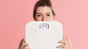 Com as estratégias certas, é possível emagrecer com saúde e manter a qualidade de vida durante a menopausa (Imagem: New Africa | Shutterstock)