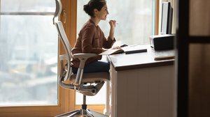 Pequenos ajustes podem evitar dores nas costas e desconforto (Imagem: fizkes | Shutterstock)