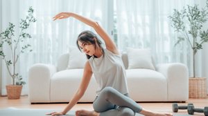Praticar pilates em casa demanda cuidados específicos para garantir um treino seguro (Imagem: Monster Ztudio | Shutterstock)