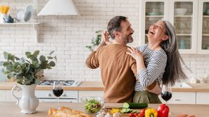Atividades compartilhadas, como cozinhar, caminhar, praticar esportes ou hobbies, fortalecem a cumplicidade (Imagem: Inside Creative House | Shutterstock)
