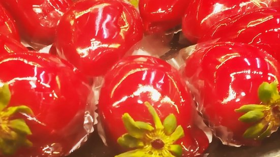 Higienizar a fruta antes de fazer morango do amor evita contaminação e riscos à saúde (Imagem: Divulgação | Elemara Duarte)