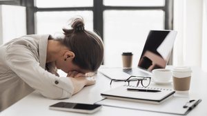 O "quiet cracking" pode ser resultado do estresse e do excesso de cobrança sem reconhecimento no trabalho (Imagem: Kite_rin | Shutterstock)