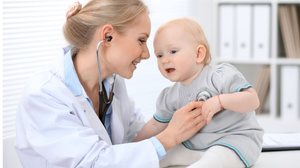 A tosse em bebês precisa de atenção para evitar complicações graves (Imagem: Andrei_R | Shutterstock)