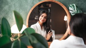 Alguns cuidados contribuem para a saúde do cabelo no outono (Imagem: Varavin88 | Shutterstock)