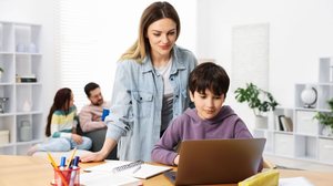Uma rotina de estudos organizada, com horários para aprender, brincar e descansar, ajuda crianças e adolescentes a manterem o equilíbrio emocional (Imagem: New Africa | Shutterstock)