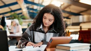 Ajustar o planejamento de estudos e cuidar da saúde mental na reta final para o Enem é fundamental para alcançar o desempenho almejado (Imagem: PeopleImages.com - Yuri A | Shutterstock)