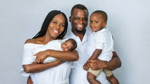 Preparar o coração do primogênito, ao lado dos cuidados com o bebê, é parte essencial dessa jornada (Imagem: Ursula Page | Shutterstock)