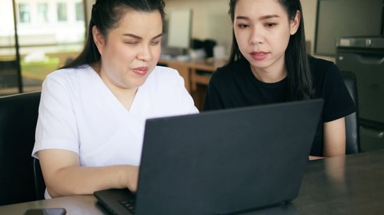 O debate sobre acessibilidade traz contribuições valiosas para tornar o cotidiano mais inclusivo (Imagem: Chansom Pantip | Shutterstock)