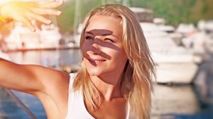 O verão exige alguns cuidados com a saúde dos olhos (Imagem: Anna Om | Shutterstock)