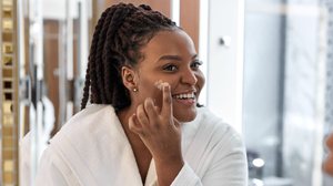 Após os dias de folia, é importante voltar a rotina de cuidados com a pele (Imagem: Roman Chazov | Shutterstock)