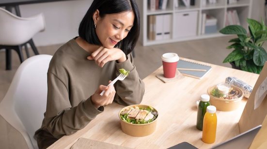 O equilíbrio alimentar se constrói no padrão geral da rotina (Imagem: amenic181 | Shutterstock)