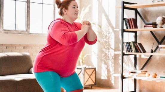 Os exercícios devem ser feitos com cuidado por pessoas obesas e com sobrepeso (Imagem: Inside Creative House | Shutterstock)