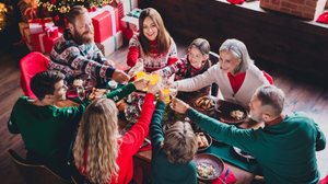 O Natal é um convite à presença, ao diálogo e ao cuidado com quem está ao nosso lado (Imagem: Roman Samborskyi | Shutterstock)