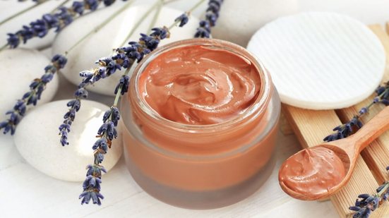 A argila vermelha ajuda a manter a pele bonita e saudável (Imagem: Anna Ok | Shutterstock)