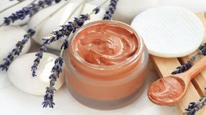 A argila vermelha ajuda a manter a pele bonita e saudável (Imagem: Anna Ok | Shutterstock)