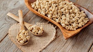 A soja texturizada é rica em aminoácidos essenciais, tem baixo teor de gordura, não contém colesterol e contribui para a saúde muscular (Imagem: KARNAVALL22 | Shutterstock)