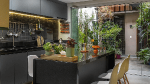 A ergonomia define alturas adequadas, boas distâncias entre equipamentos e uma circulação que facilita o uso diário (Projeto: Atelier Paulo Tripoloni | Imagem: Adriano Escanhuela)