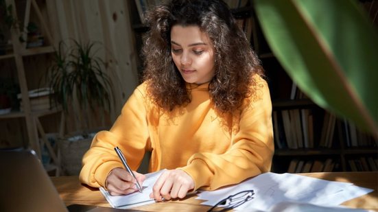 Evitar alguns erros pode contribuir para melhorar a nota da redação do Enem (Imagem: Ground Picture | Shutterstock)