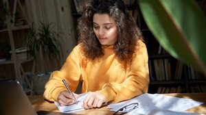 Evitar alguns erros pode contribuir para melhorar a nota da redação do Enem (Imagem: Ground Picture | Shutterstock)