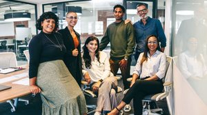 Ambientes de trabalho saudáveis estimulam melhores resultados, fortalecem o engajamento e aumentam o bem-estar das equipes (Imagem: Jacob Lund | Shutterstock)