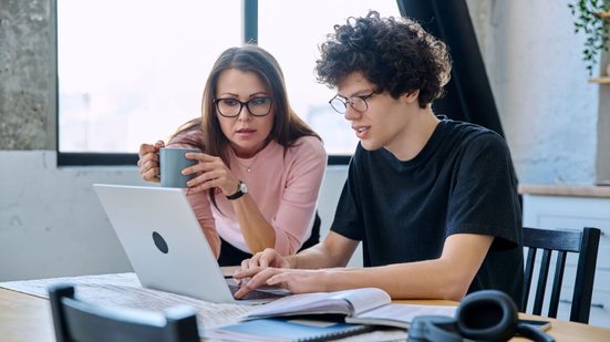 Com suporte adequado, estudantes com TEA conseguem demonstrar seu verdadeiro potencial (Imagem: VH-studio | Shutterstock)