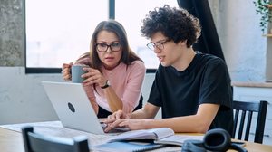 Com suporte adequado, estudantes com TEA conseguem demonstrar seu verdadeiro potencial (Imagem: VH-studio | Shutterstock)